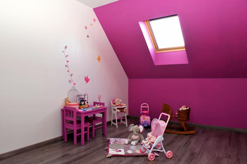 Chambre aménagée sous les combles avec fenêtre de toit VELUX